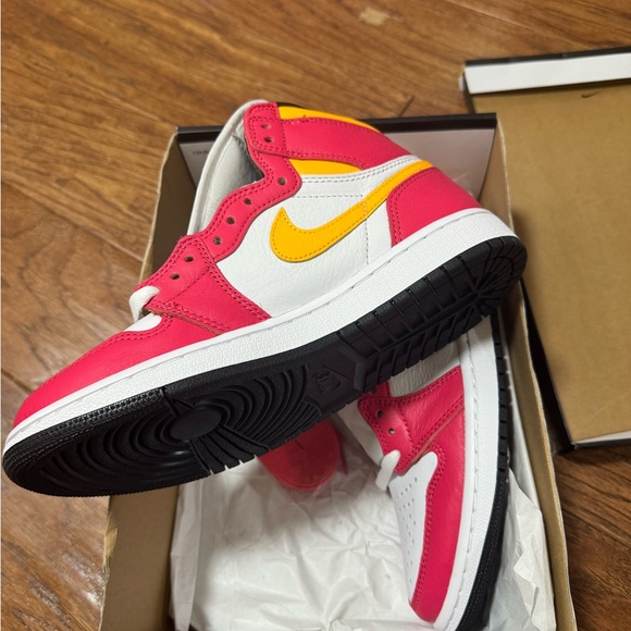 Jordan 1 Light Fusion Red - Picture 3 of 4